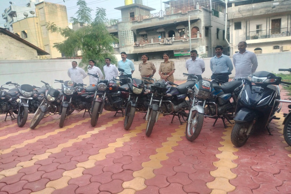 चोरीच्या पावणेआठ लाखांच्या 15 मोटरसायकली जप्त